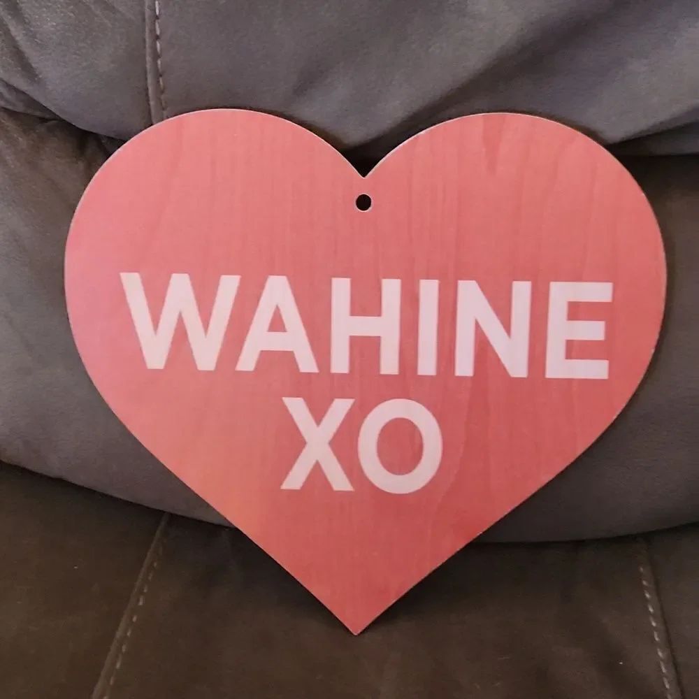 Wahine XOβWooden Heart SignβPlague